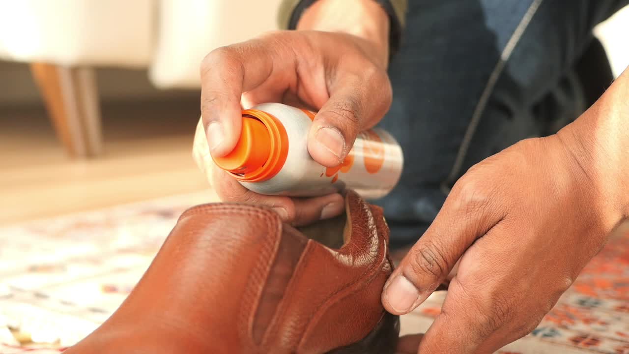 Påføring av skospray på skinnsko