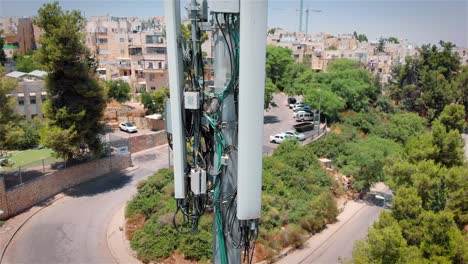 torre de telefonía celular en un área residencial