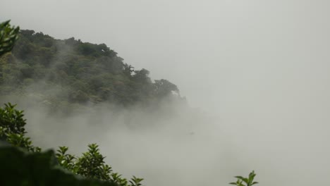 Nubes-Moviéndose-A-Través-De-Las-Colinas-De-La-Jungla