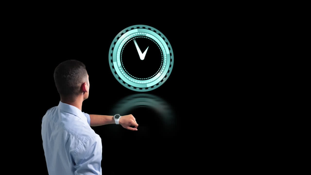 hombre caucásico con su reloj sobre fondo negro