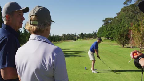 Kaukasischer-älterer-Mann,-Der-An-Einem-Strahlend-Sonnigen-Tag-Golf-Auf-Dem-Golfplatz-übt