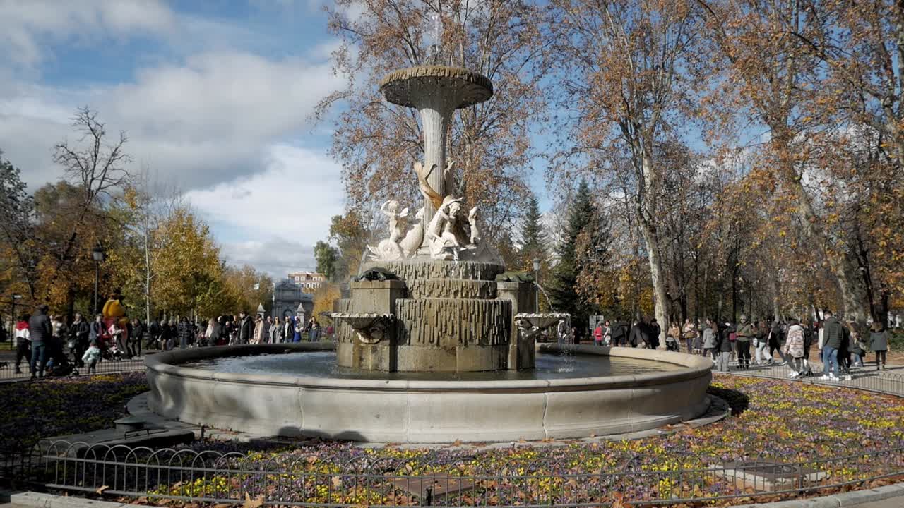 Shot of croud around Galapagos Fountain