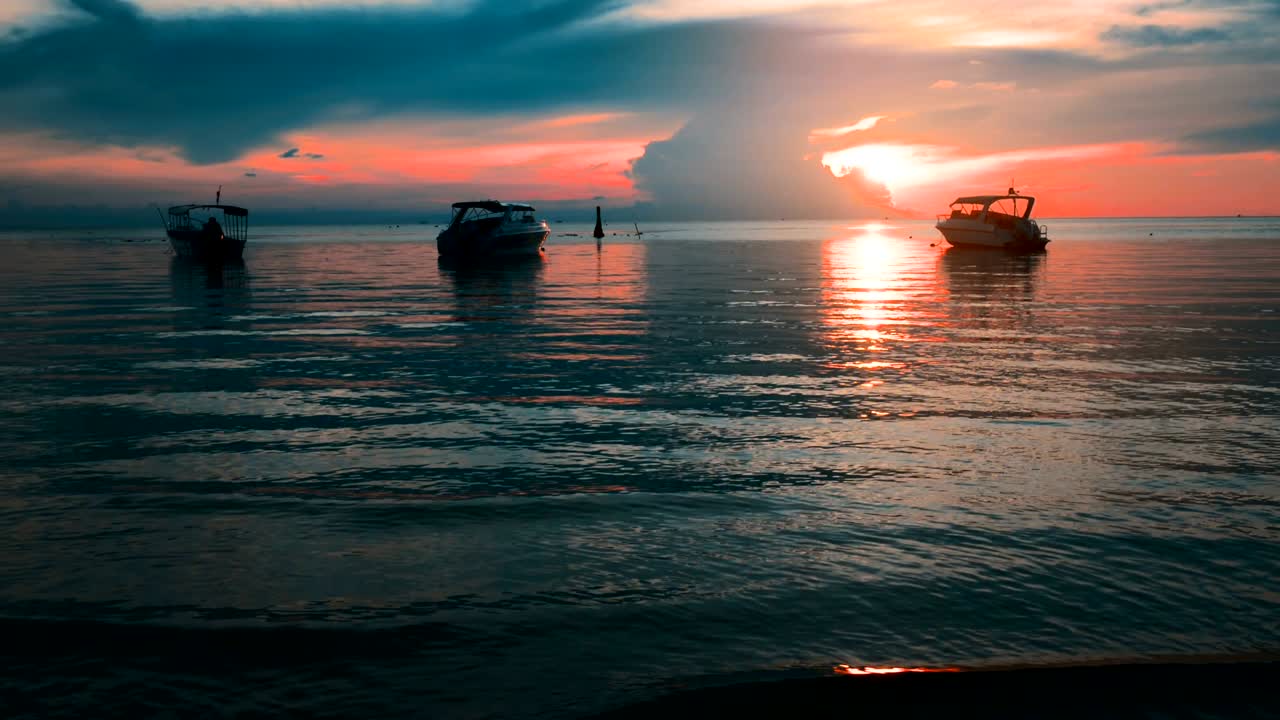 스피드 보트와 함께 아름다운 일몰