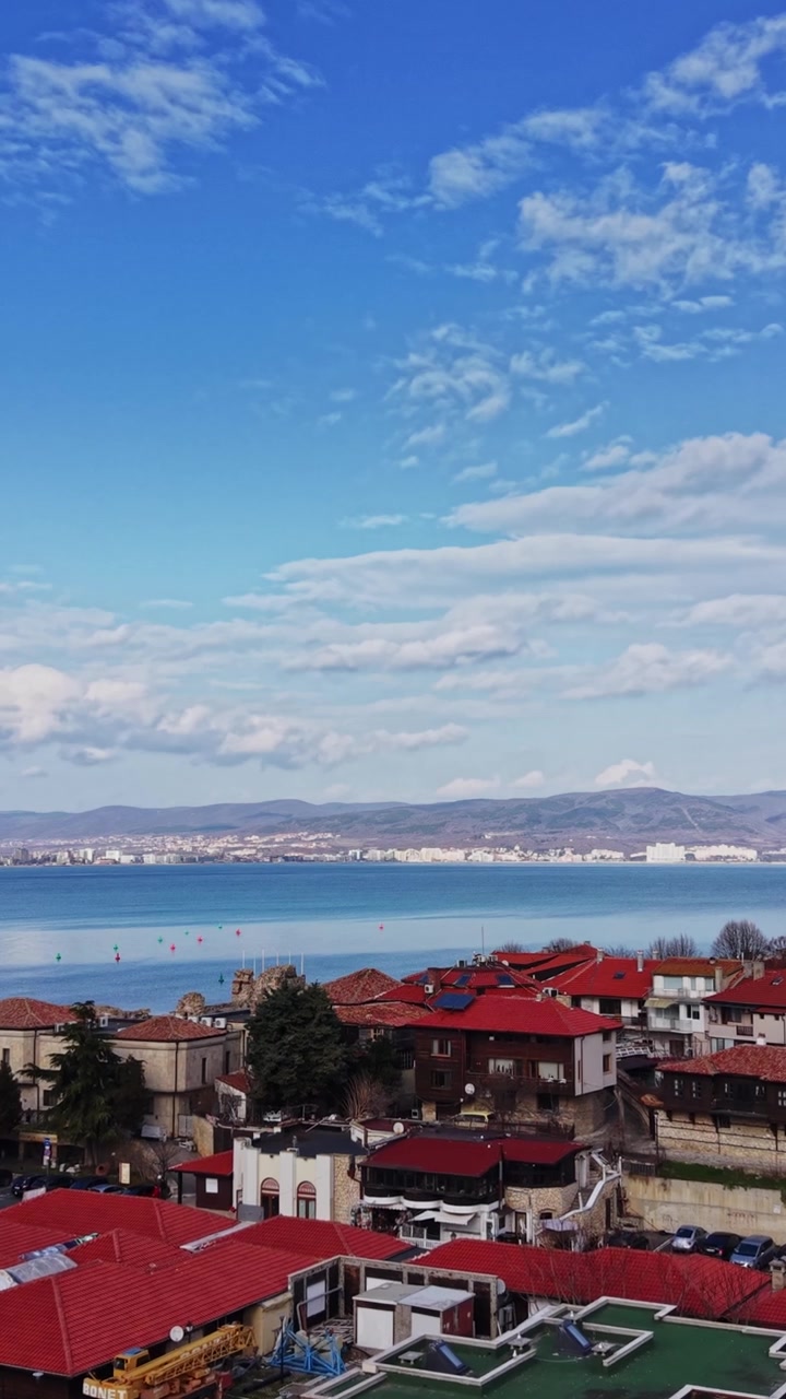Vista di Nessebar in Bulgaria che mostra i tetti e il mare sotto il cielo blu
