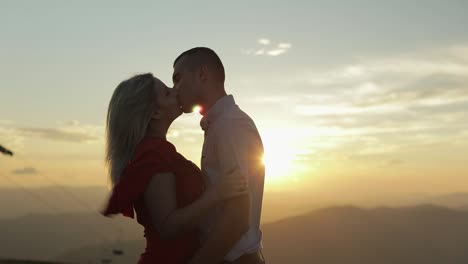 pareja joven juntos. relación y amor. feliz. hombre y mujer enamorados