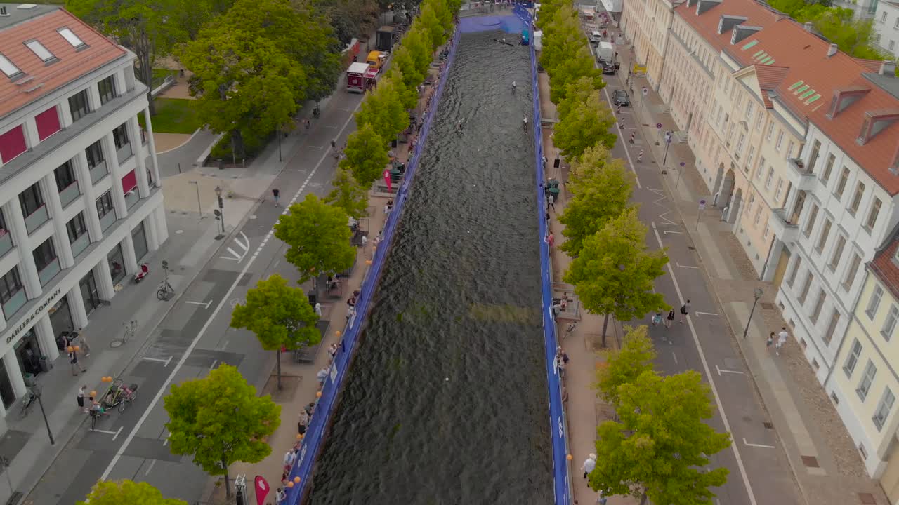 Vista aerea di kayak in un canale cittadino.