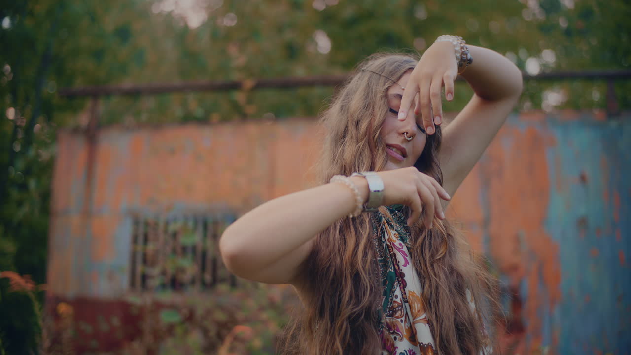 mujer bohemia en la naturaleza