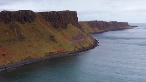 Luftdrohne-Nähert-Sich-Den-Lealt-Fall-Cliffs-In-Der-Nähe-Des-Brother&#39;s-Point-In-Skye,-Schottland,-Herbst