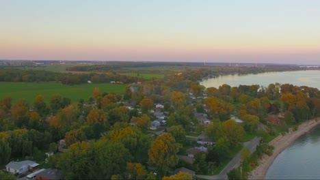 Hermoso-Dron-Volador-Sobre-La-Ciudad-De-Selkirk-Al-Atardecer-Cerca-Del-Lago-Erie-En-Ontario,-Canadá