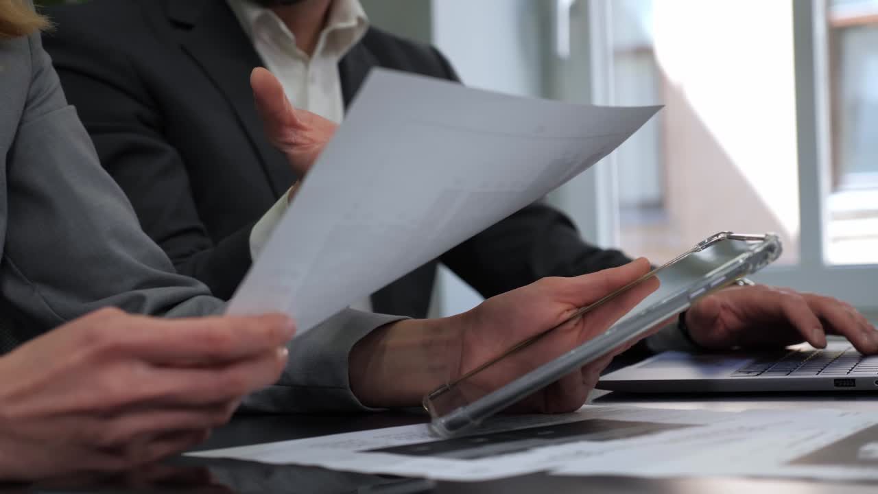 manos femeninas cercanas sosteniendo documentos, grupo de personas de negocios se reúnen en la oficina. hombre y mujer tienen una tormenta de ideas trabajando juntos como trabajo en equipo. compañero corporativo comparte idea, discusión en la mesa.