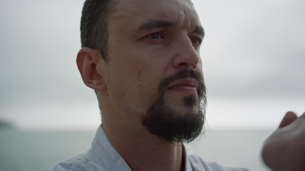 retrato de un deportista entrenando fortitude en la costa. un hombre haciendo ejercicios de karate.