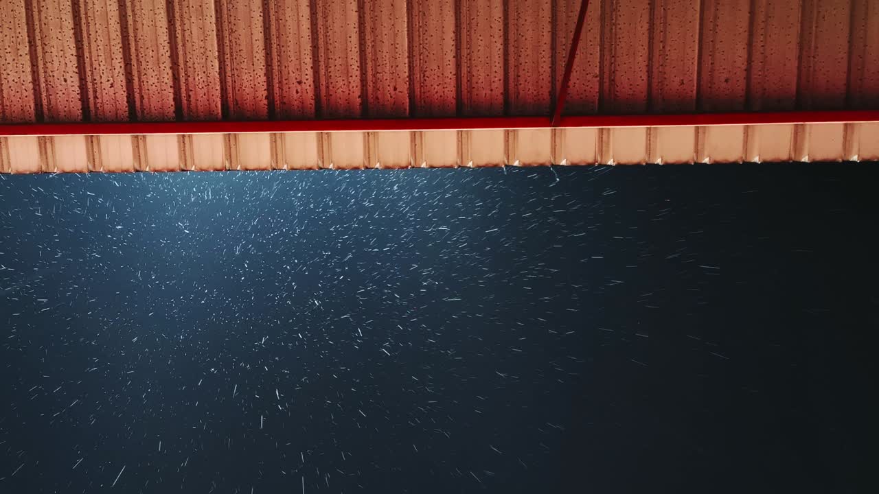 las gotas de lluvia caen del techo por la noche, la temporada de lluvias.