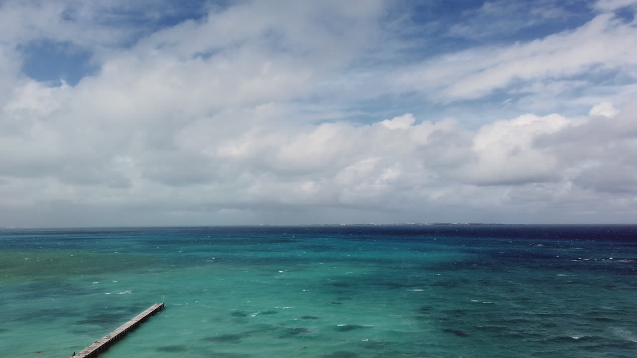 열대 멕시코 바다와 푹신한 구름의 아름다운 전망