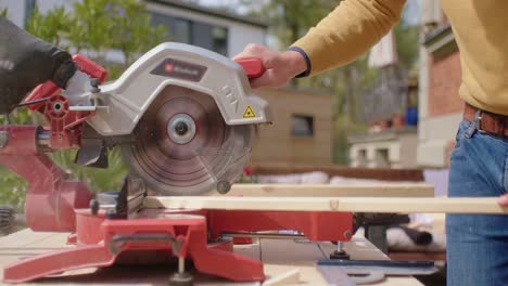 Handwerker,-Der-Das-Holz-Im-Garten-Sägt