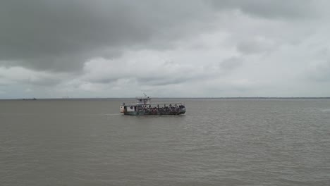 Schiffe-Fahren-über-Den-Fluss-Ganges,-Der-Die-Mündung-Des-Flusses-Ganges-Darstellt