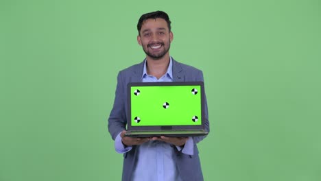 joven y guapo empresario persa barbudo en traje