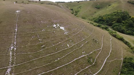 Dando-Vueltas-Alrededor-De-Las-Colinas,-Toma-Aérea-De-Cielo-Nublado-Sobre-Campos-En-Hitchin,-Hertfordshire,-Inglaterra,-Reino-Unido