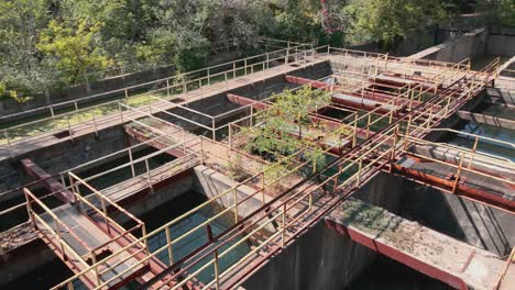 paneo alrededor del agua de lluvia en las estructuras