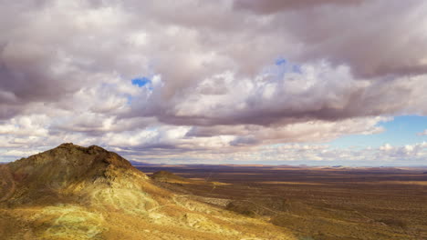 Flug-über-Die-Wunderschöne-Trockene-Landschaft-Kaliforniens-Mit-Darüber-Dahinziehenden-Wolken---Zeitraffer