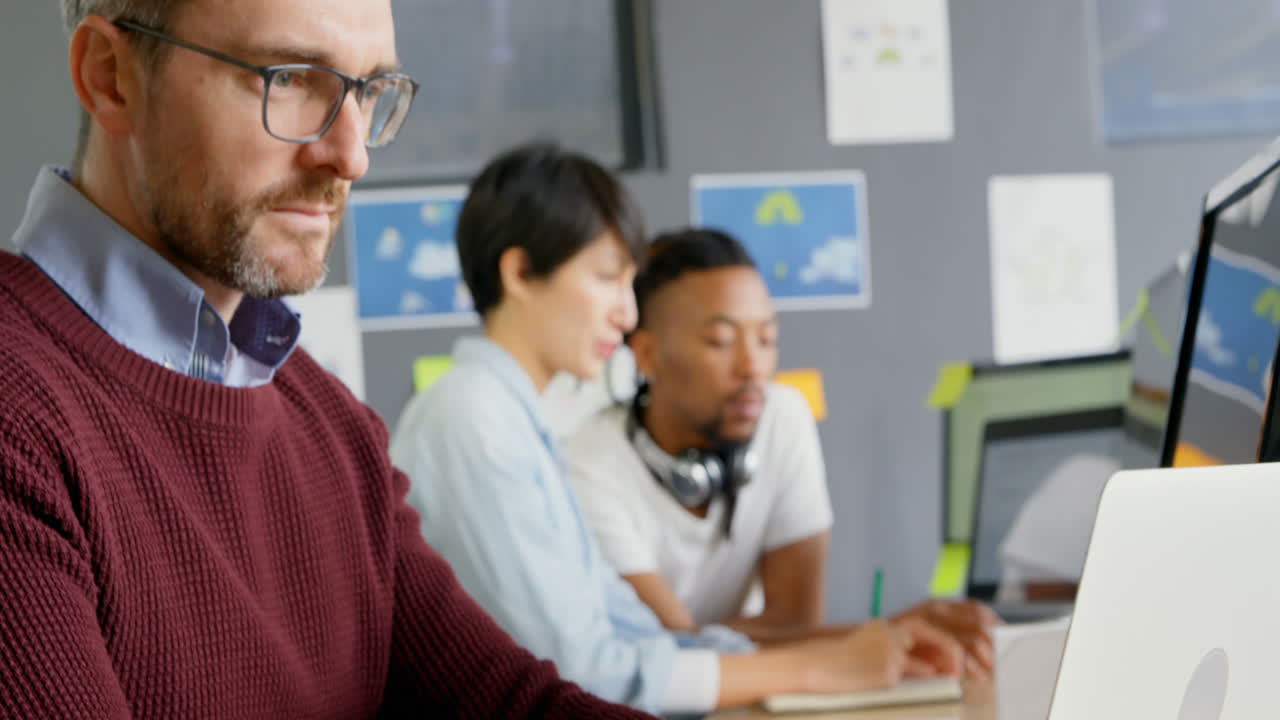 ejecutivo masculino atento usando computadora portátil en la oficina 4k