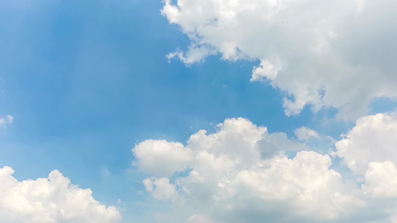파란 하늘 위의 구름의 시간 경과