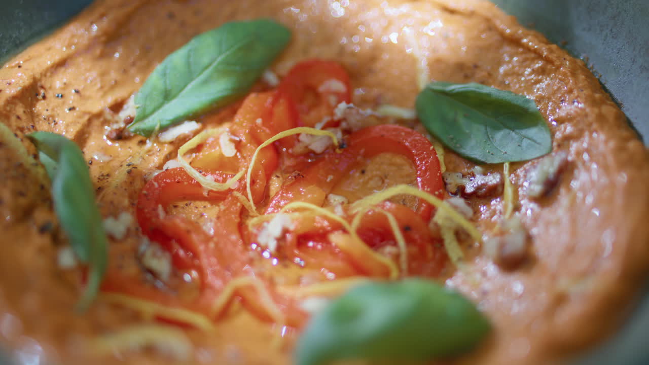 카페에서 바질과 고추를 은 파프리카 후무스 접시. 채식주의 음식