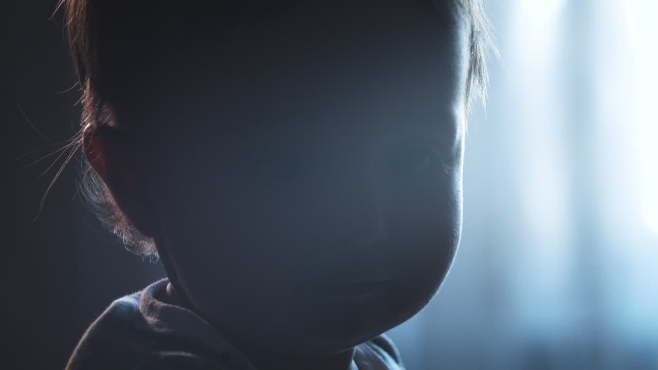 가장 귀여운 아기 소년이 방에서 놀고 있습니다. 느린 동작