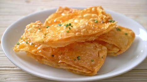 roti crujiente con azúcar en el plato