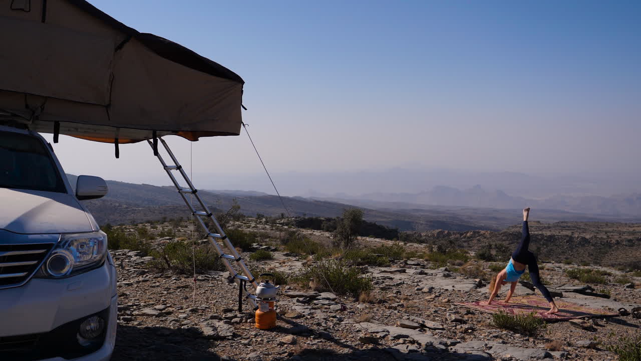 오만에서 야외 요가를 연습하는 서양 여행자 소녀, 다른 클립의 다른 포즈 사용 가능
