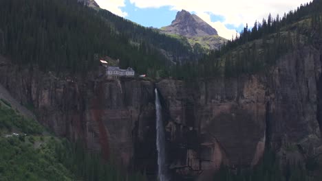 telluride velo de la novia cae drone aéreo cascada telluride oso negro paso de la carretera de colorado planta de energía niebla ventosa rociado ouray ridgway caja cañón acantilado 4wd senderismo nublado sol cielo azul hacia atrás
