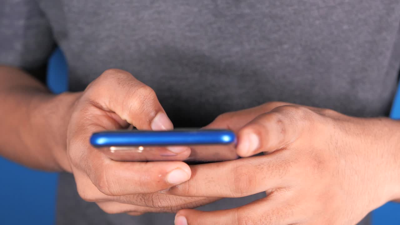 persona que utiliza un teléfono inteligente azul