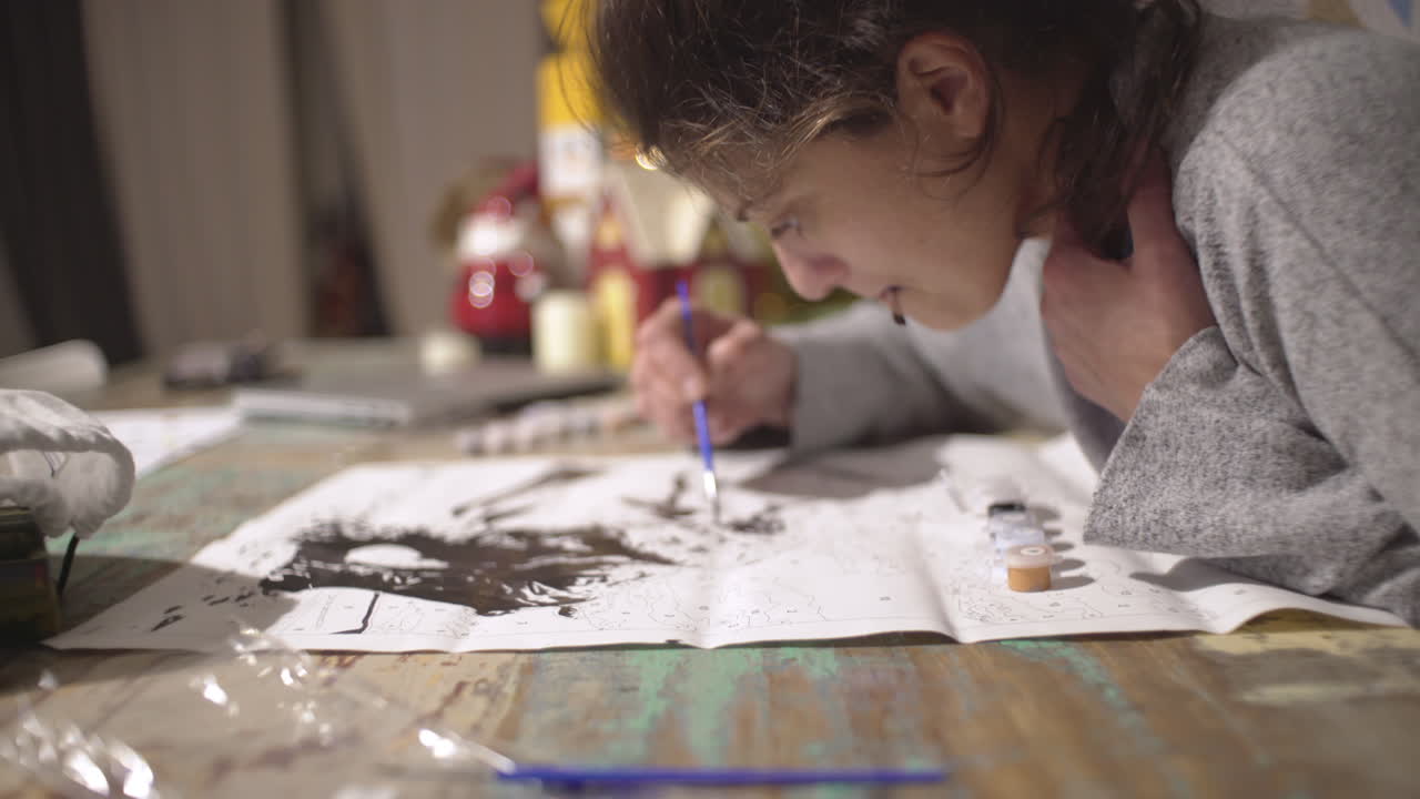 흰색 캔버스에 그림을 그리는 백인 여성, 숫자 방법 4k로 그림 그리기