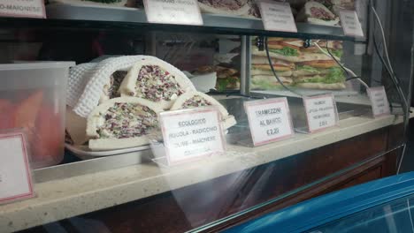 exhibición de sándwiches italianos en una tienda de alimentos, venecia, italia