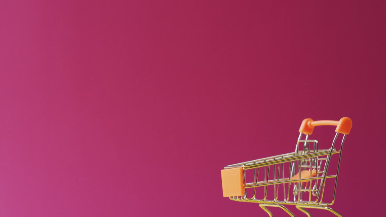 video del carrito de compras y espacio de copia en fondo rosa