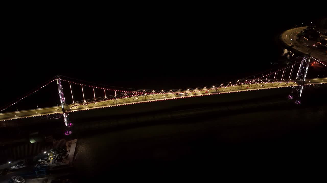 Ampia ripresa aerea del Ponte Hercílio Luz illuminato di notte a Florianopolis, Brasile.