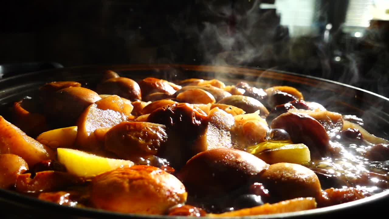 Cottura di frutta cotta. Rallentatore. La composta cuoce in una pentola.