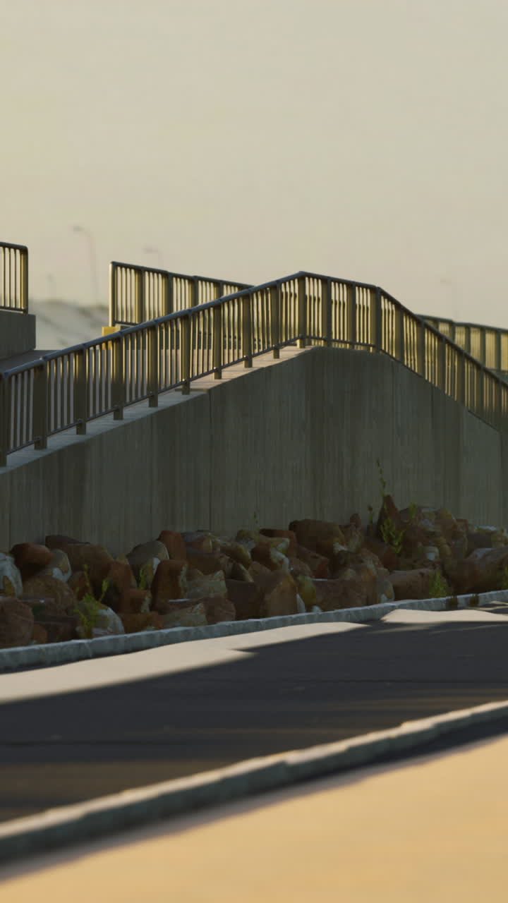 rampa de hormigón con una barandilla metálica