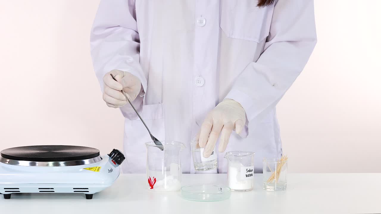 실험실 환경에서 나트 아세테트 결정화를 보여주는