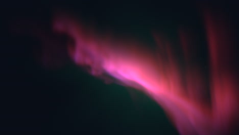 brillantes rosas y púrpuras auroras boreales brillando a través de las nubes
