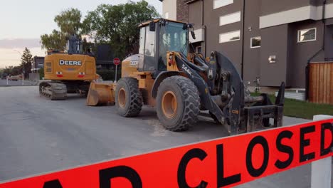 Bulldozer-Straße-Geschlossen-Barrikadenschild-In-Wohnstraße-Näherte-Sich