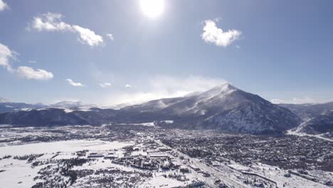 imágenes aéreas de silverthorne, colorado en un soleado día de invierno con montañas rocosas en segundo plano
