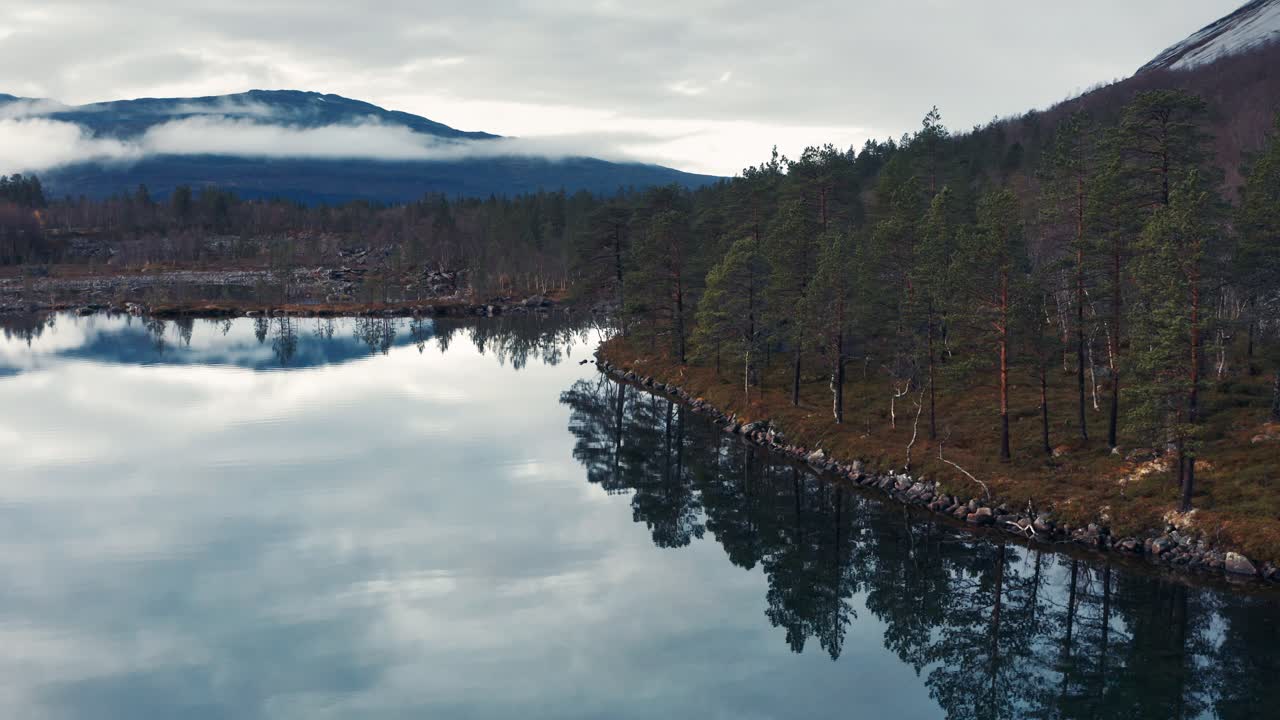 Veduta aerea del lago Eiavatnet nella Norvegia settentrionale