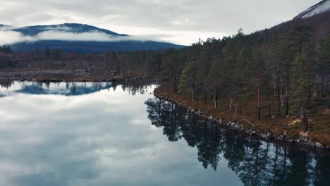 Vista-Aérea-Del-Lago-Eiavatnet-En-El-Norte-De-Noruega-1