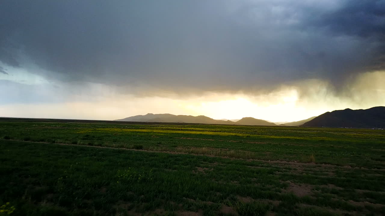 석양에 arequipa에서 필드의 무인 항공기