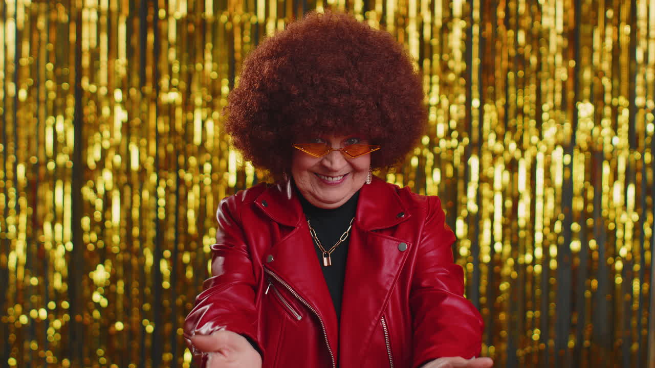 mujer abriendo las manos, feliz de ver la emoción, preparando sorpresa compartiendo emociones de amor felicitando