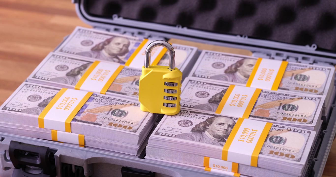 Maletín con pilas de billetes de dólar y candado de combinación.