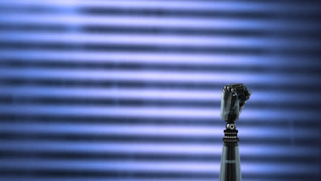 brazo de robot sobre un fondo a rayas