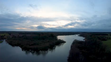 Imágenes-Aéreas-De-Un-Norfolk-Amplio,-La-Presa-En-El-Sur-De-Walsham