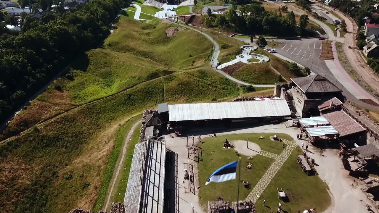 bandera de estonia ondeando sobre el aire en el castillo de rakvere, nuevo centro de atracciones de rakvere, rakvere vallimägi