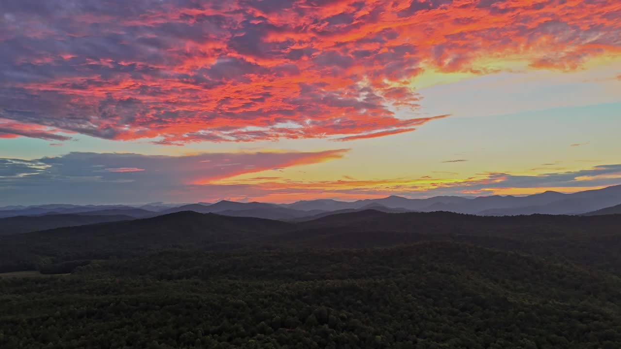 un vuelo de drones sobre las montañas blue ridge cerca de greenville, carolina del sur.